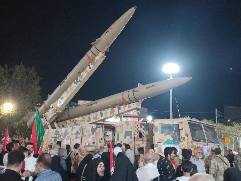 کانال فرهنگیان: حضور لانچر پرتاب موشک و دو موشک ذوالفقار در میدان امام خمینی (ره)حضور لانچر پرتاب موشک و دو موشک ذوالفقار در میدان امام 