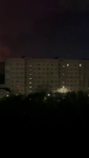 Три человека погибли и 12 пострадали в результате атаки беспилотников на Рязань, сообщил губернатор.Повреждены два многоэтажных жилых дома. Также сообщается о прилете по НПЗ, после которого начался пожар. Госпитализированы 7 пострадавших, в их числе 4 дете