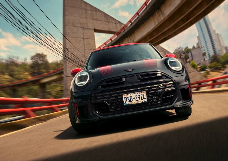 Вслед за электричками версиями, Mini презентовал и обновление бензиновых John Cooper Works