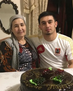 В Чечне похитили родителей активиста Мансура МовлаеваОб этом сообщает группа поддержки активиста. Накануне неизвестные насильно посадили Хаву и Мовсара Мовлаевых в машину и увезли. Где они сейчас и в каком состоянии, неизвестно.На прошлой неделе также стал