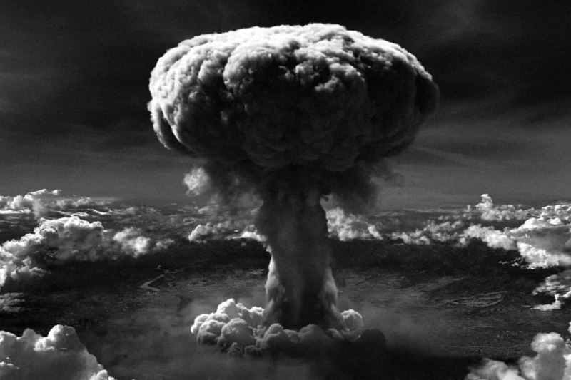 🇺🇸🇯🇵 לפני 81 שנים ביום זה, ארצות הברית של אמריקה פתחה במתקפה קרקעית על הירושימה, יפן באמצעות נשק אטומי.
