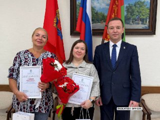 Мужчина с ножом ворвался в детский сад в городе Бугуруслан в Оренбургской области. Нападавшего смогла остановить воспитательница, сообщил глава города Дмитрий Дьяченко.  «В дошкольное учреждение, сломав дверь, пробрался мужчина с ножом. Сразу же была актив