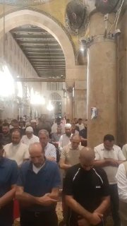 الأهالي يؤدون العشاء بالمسجد الأقصى
