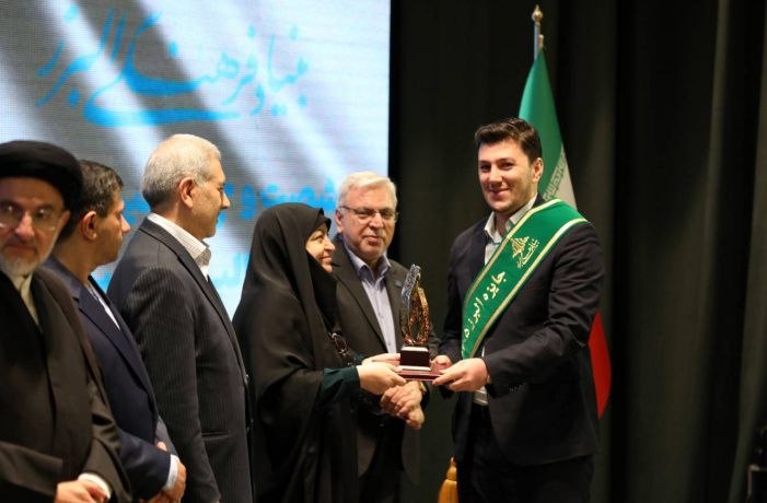 كانال مردم اورميه: 🔷حسن طاهری شهروند ارومیه ای و دانشآموخته دانشگاه علامه طباطبائی نشان افتخار جایزه البرز را دریافت کرد◾️دانشآموخته مقطع