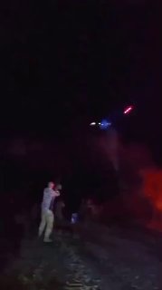 צפו: חיילים רוסים יורים ברובים לעבר מזל"ט קמיקזה אוקראיני נכנס, ובסופו של דבר הצליחו להפיל אותו.