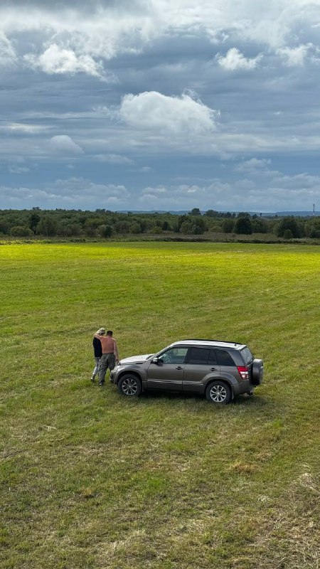 Наша поездка в Архангельск подошла к концу. Вылетаем в Санкт-Петербург с целой кучей теплых воспоминаний, фотокарточек и новых идей.Если кратко: много гуляли, говорили, смеялись, любовались природой и храмами, общались с родными Лизы и наслаждались временем друг с другом.Сейчас будет супер-честно⬇️Во мне эта поездка оставила очень разнообразные чувства и 1 важное осознание. Контекст:1 — это мои первые отношения, в которых семья партнера знает обо мне и принимает наши отношения, хорошо общается со мной;2 — в моей семье было по-другому, теплоты и близости где-то не хватило.Если в своей семье я всегда чувствовала себя взрослой, была с родителями на равных, и я делала акцент на себя, свое развитие, цели и амбиции, то в семье Лизы я увидела и прожила нечто совершенно другое. Дружная, теплая семья, где принято выражать свои чувства, шутить, поддерживать и вообще двигаться по жизни вместе. Я оказалась в этой атмосфере и почувствовала, насколько мне этого не хватало. И насколько классно, что я смогла это получить.В своей семье я научилась верить в себя и реализовывать свои мечты, а в этой семье поняла, что могу научиться любить и быть любимой.Вот такая поездка. А как ваши выходные? Я правда буду рада, если вы что-то напишете в комментариях, а то обычно вы молчаливые. Но я искренна с вами и была бы рада встретить искренность в ответ 🌹