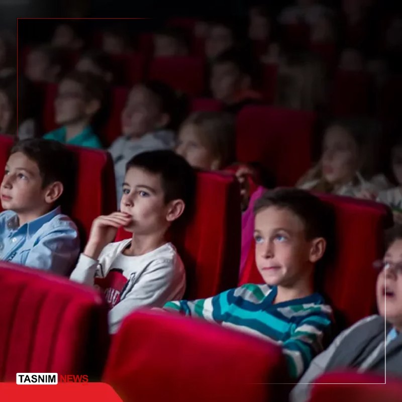 האם ילדים הם קורבנות למאמצים להגביר את מכירות הסרטים? קטעים חדשים המציגים ילדים הפוקדים את הקולנוע כדי לצפות בסרט מעידים על כך שחלקם מוכנים לעשות הכל כדי להגדיל את המכירות. זה קורה בתקופה שבה מוקרנים כעת בבתי הקולנוע לפחות שלושה סרטים המתאימים לילדים, בני נוער ומשפחות. מהקליפים שפורסמו עולה כי יוזמה זו תואמה עם בעלי תיאטרון ואולי מפיקי סרטים כדי להגביר את מכירת הכרטיסים. עם זאת, אי אפשר להתעלם מהשימוש הנצלני בילדים למטרות קידום מכירות. בראש ובראשונה, רשויות החינוך חייבות להגיב לתוכניות כאלה. בינתיים, מנהלי קולנוע צריכים לנקוט באמצעים קפדניים והרתעים נגד כל הפרה אפשרית מצד בעלי התיאטרון. חשוב מכך, ישנה מגמה הולכת וגוברת שמטרתה להרחיק את מוחותיהם של הילדים מהחוויות הקולנועיות התמימות והבריאות שמגיעות להם, ולכוון אותם במקום זאת לעבר התוכן הוולגרי הרווח בסרטי קומדיה איראניים. הכל חלק מאג'נדה שמתמקדת אך ורק במקסום מכירות והישארות בראש טבלאות הקופות!