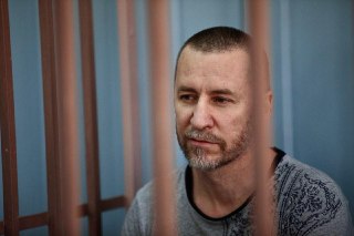 Адвокат Навального Игорь Сергунин освободился из колонии, сообщает правозащитный проект «Первый отдел».Сергунина и адвокатов Навального Алексея Липцера и Вадима Кобзева арестовали в 2023 году по делу об участии в экстремистском сообществе. Впоследствии Сер