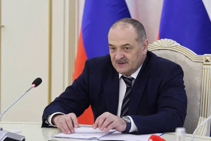 ⚡️ Сергей Меликов поручил мэру Махачкалы Джамбулату Салавову наградить дагестанцев, спасших мать с ребенком из тонущего в канале такси. фото