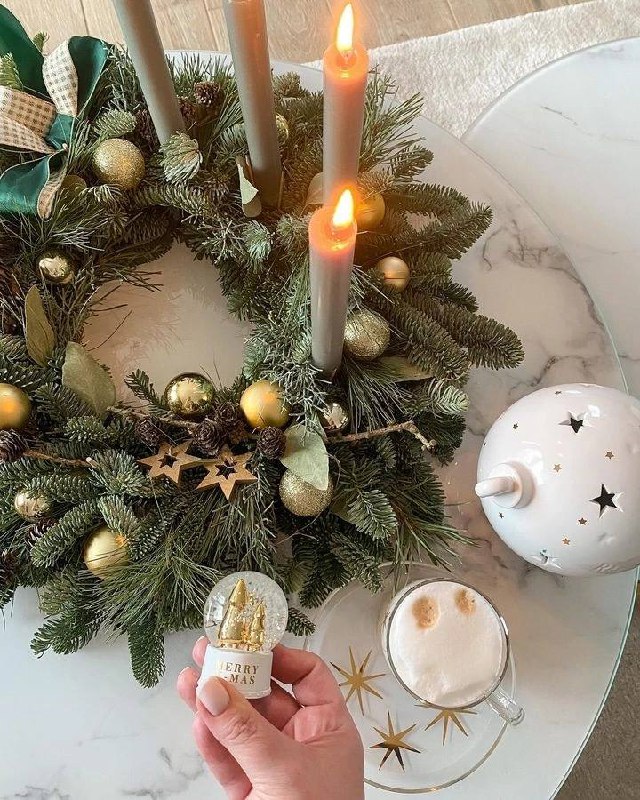 Волшебное новогоднее сочетание стильного белого, блестящего золотого и природного зеленого цвета в деталях праздничного интерьера Белый придают обр... - изображение 7 - белый, цвет, telegram