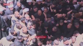 האייתוללה סייד מוחמד תק'י אל-חכים מתפלל על גופו הטהור של המנהיג ההרוג