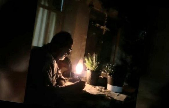 نغمه های دلتنگی: * * * واژه های زمینی * * *در زیر سقف آسمانریسمانی از خیال کشیده اندتا واژه های خیس و تازه را بر روی آنبه نوازش خورشید بس