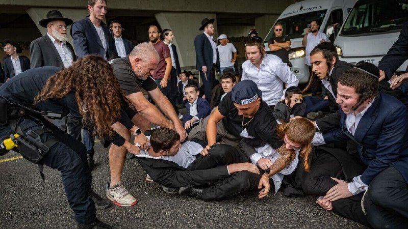 הפגנה של יהודים חרדים נגד גיוס חובה; להתנגש עם המשטרה ולחסום את הכבישים המהירים