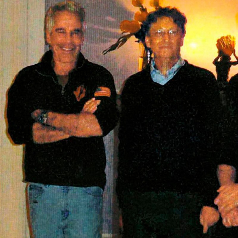 Грандиозный скандал разгорается в США после публикации новых документов по делу Эпштейна — в эпизодах с секс-вечеринками и изнасилованиями фигурируют Д фото