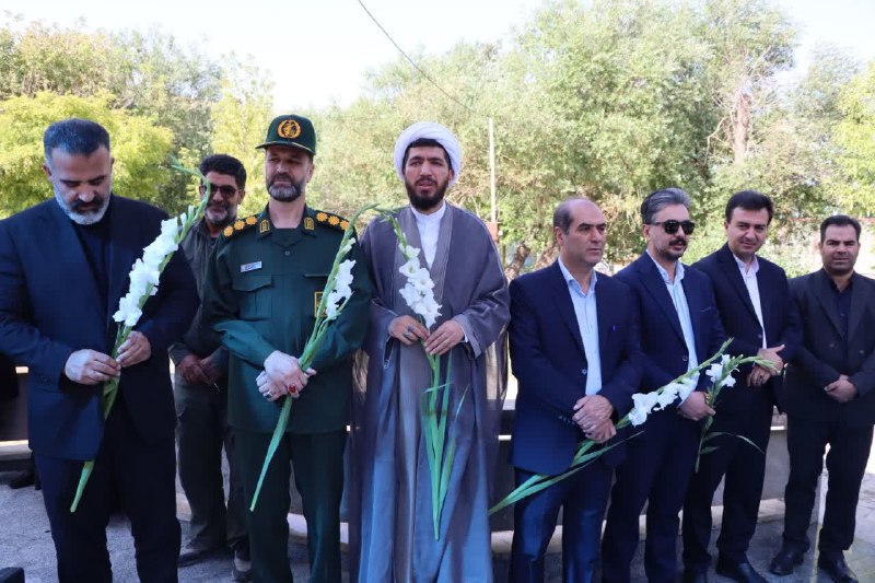 کانال خبری شیز/تکاب: 🔴آیین میهمانی لاله ها در تکاب 🔸️به مناسبت هفته دولت و با حضور مسوولین شهرستان آیین غبار روبی و عطر افشانی مزار مطهر دو ش