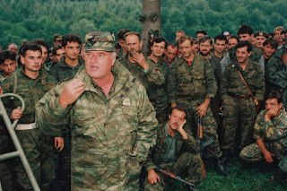 Умер, отбывая свой пожизненный срок в Гааге, генерал Ратко Младич. Вот его историяДля босняков и семей более восьми тысяч убитых в Сребренице мусульман Младич — один из главных организаторов крупнейшего массового убийства в послевоенной Европе. Число братс
