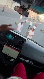 مستوطنون يهاجمون سيارة إسعاف تنقل مريضاً بالخليل