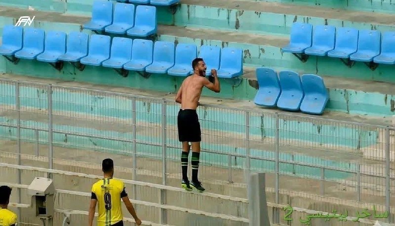 FUNNY SOCCER | فانی ساکر: 🇮🇶 یه بازیکن فلک زده عراقی بعد گلزنی واسه تیمش لباسشو در آورد و دویید سمت جایگاه تماشاگرا تا باهاشون خوشحالی کنه ولی هیچ