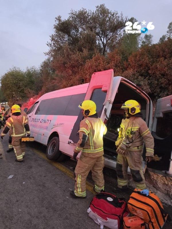 🇮🇱 Fire and rescue forces rescued nine trapped people from a minibus that fell to the side of the road on road 353 near Beit Shemesh. Eight of the passengers are in a minor condition and one is in a serious condition.