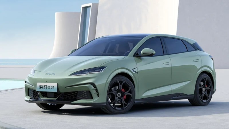 BYD снова ломает рынок: китайский гигант дропнул сразу две модели по цене от ₽1,2 миллиона. В продаж