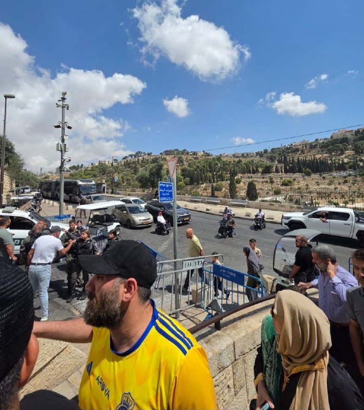 Jerusalem Governorate: The occupation forces prevent people with disabilities from reaching the Al-Aqsa Mosque to perform Friday prayers.