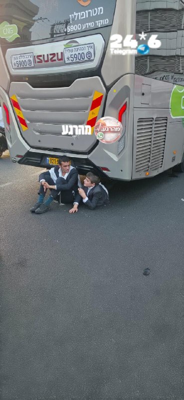 🇮🇱 Yeshiva boys arguing about studying under the bus.
