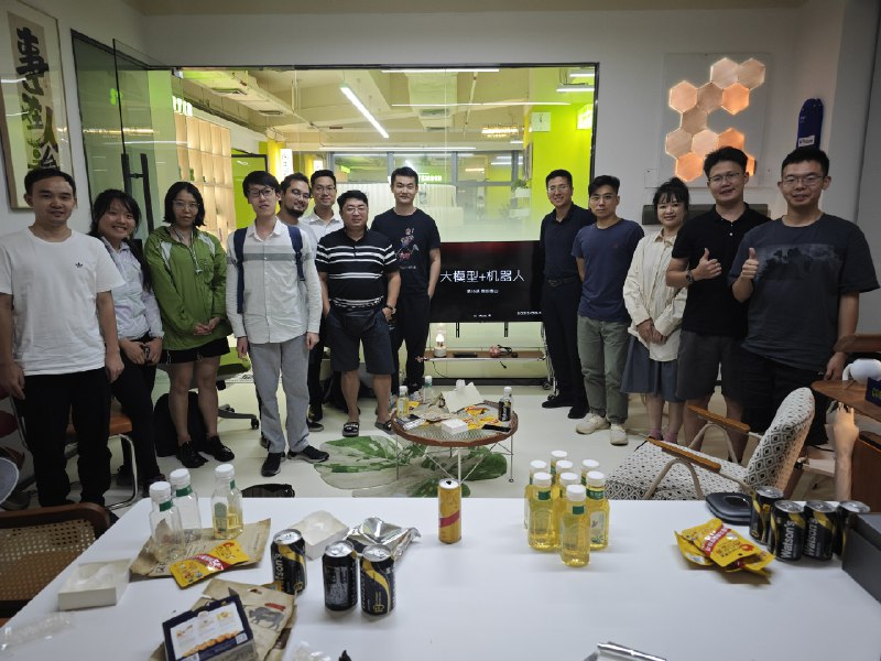 昨晚闭门会，我对具身智能的观点1、一定是人形，具体原因私下聊2、在端上跑模型，这个模型需要新的架构3、要加思想钢印（机器人三定律）4、PaLM-E是死路5、…