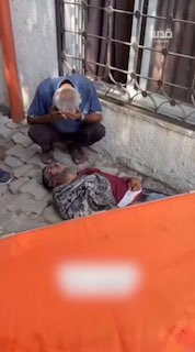 أب فلسطيني يودّع آخر أطفاله بعد فقدان جميع أبنائه في غزة