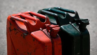 — Да, я слышал про бензин «Евро-3». Дорого, это же под 300 рублей по курсу 😎  На фоне дефицита топлива в России правительство разрешило делать бензин «Евро-5» по некоторым стандартам «Евро-3». В чём разница и что это значит для автомобилей — старых и новых