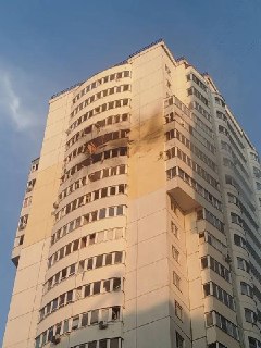 Минувшей ночью в сторону Московского региона летело более 390 беспилотников, сообщил Собянин. По его словам, 81 дрон сбили на подлёте к Москве, остальные — уничтожили «на дальних подступах».В подмосковном Чехове БПЛА попал в многоэтажку (на фото) — обошлос