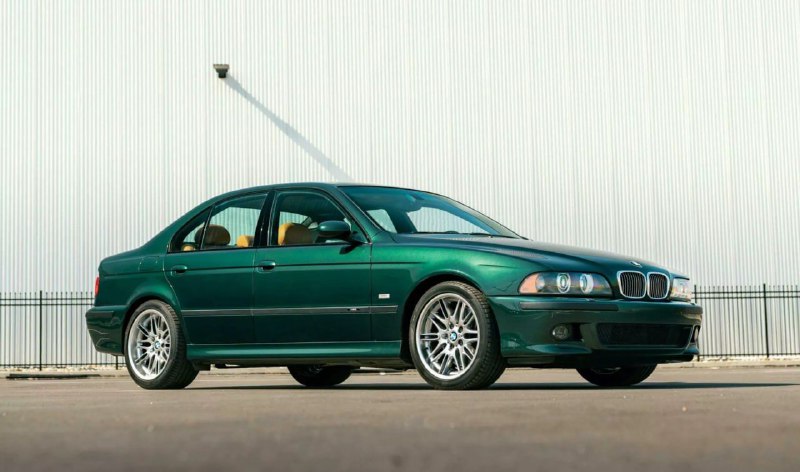 В США обнаружили идеально сохранившийся седан BMW M5 2001 года