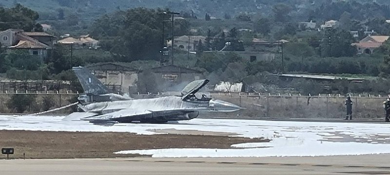 🚨 על פי דיווחים רבים של עדי ראייה, מטוס קרב F-16C השייך לארצות הברית עבר תאונה והתרסק בנמל התעופה זקינתוס…