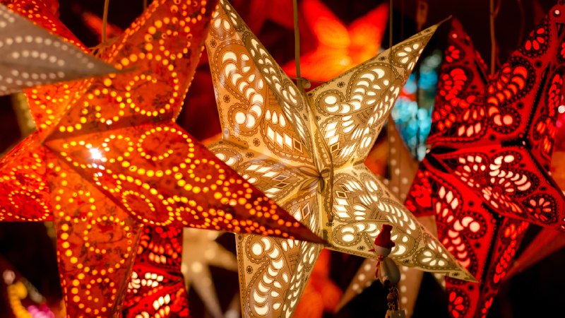 Twinkle, twinkle, paper starsChristmas star lanterns, Germany (© artas/Getty Images)