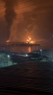 Мэр Новороссийска Андрей Кравченко:  «Продолжается отражение атаки БПЛА. Обломки беспилотника попали в многоквартирный дом в Южном внутригородском районе. Информация по пострадавшим уточняется. <...> Также поступает информация о возгораниях в Восточн