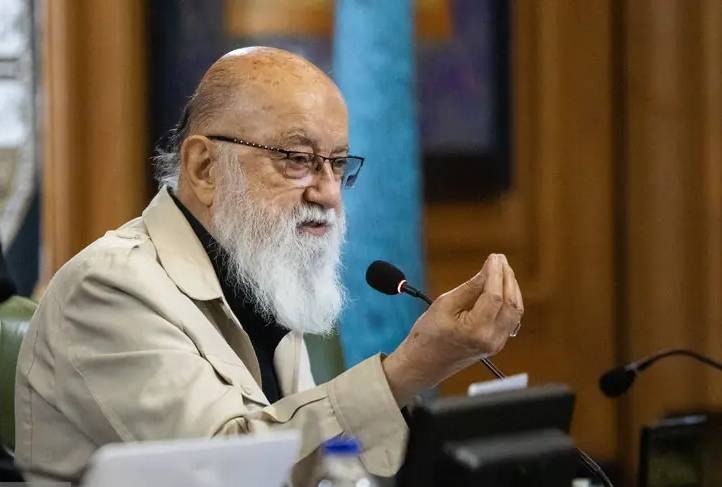 روزنامه ایران: ⭕ پیشنهاد نامگذاری فرودگاه مهرآباد به نام رهبرشهیدرئیس شورای شهر تهران:🔹️برای رهبر شهید انقلاب پیشنهاد دادیم یکی فرودگاه