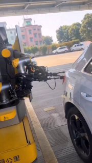 В Китае на АЗС начали использовать роботов-заправщиковРобот-заправщик пока наход