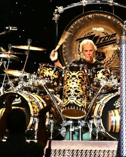 Умер барабанщик ZZ Top Фрэнк Бирд. Ему было 77 лет. О смерти музыканта сообщил основатель группы Билли Гиббонс. «Сегодня мы с [бас-гитаристом ZZ Top] Элвудом потеряли отличного друга и соавтора, а мир потерял одного из самых новаторских барабанщиков, а так