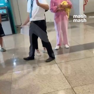 Российские туристы второй день не могут вылететь из Вьетнама из-за постоянных переносов. Больше 600 человек застряли в аэропорту. Пассажиры рейса VN63 Vietnam Airlines (Ханой — Москва, Шереметьево) рассказали Mash, что самолет должен был вылететь еще вчера