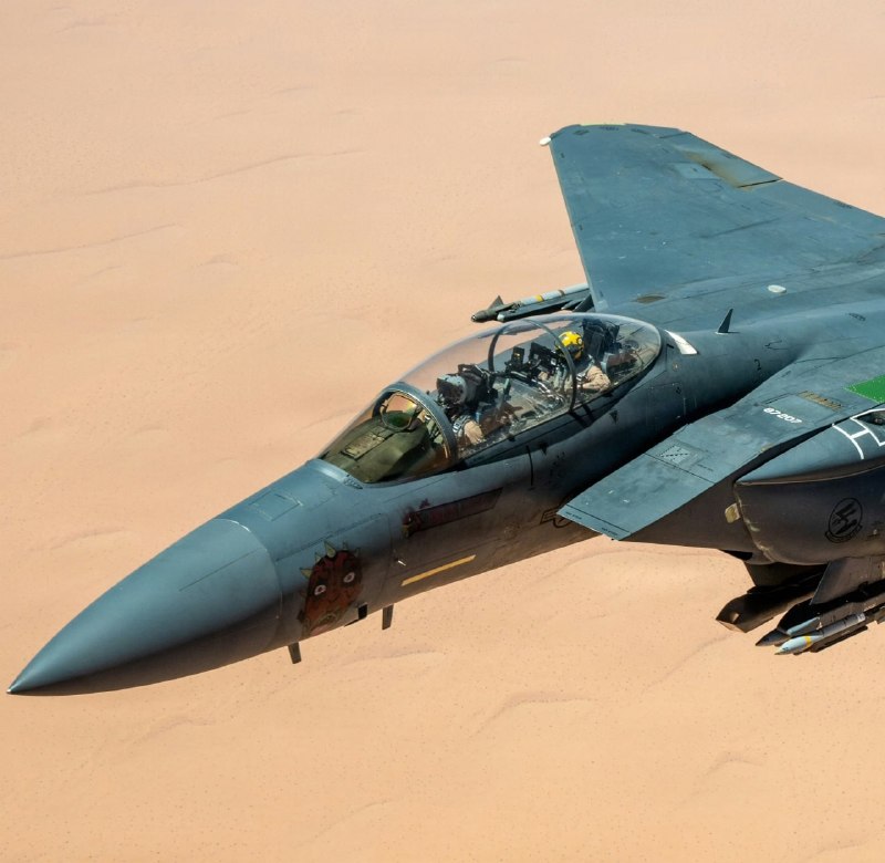 ⭕ טייס הנשק F-15E בתא האחורי עם שני אייפדים, האייפד הגדול יותר ממלא תפקיד של תצוגה טקטית עצמאית, בדומה למה…