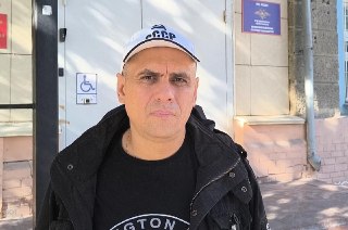 Активиста оштрафовали за призыв не голосовать за «ЕР». Полицейская заявила, что из-за отказа давать показания на него не распространяется презумпция невиновностиВ Новосибирске суд оштрафовал активиста Сергея Волкова на пять тысяч рублей за видео в телеграм