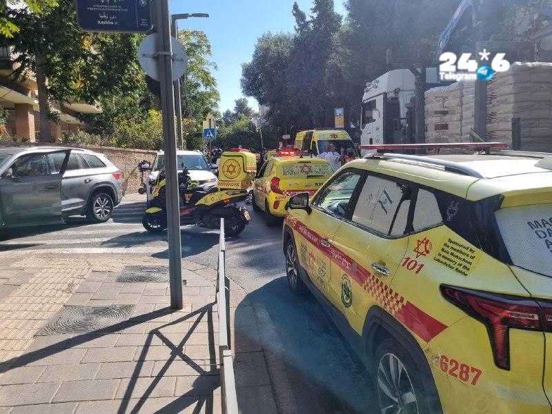 Jerusalem: A woman in her 70s was hit and killed by a truck on Rashba Street in the Rehavia neighborhood. MDA emergency medical responders said: "The pedestrian was lying on the road unconscious, pulseless, and breathless. Bystanders at the scene told us she was hit by a truck. We provided medical treatment that included resuscitation efforts, at the end of which we unfortunately had to pronounce her dead at the scene."