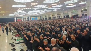 ביצוע תפילות קהילת מגריב ואישה במסגד של האימאם חומייני (ר"ע)