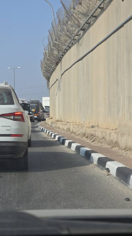 תורים ארוכים של רכבי אזרחים במחסום קלנדיה לכיוון כפר עקב, צפונית לירושלים , כתוצאה מאמצעי הכיבוש המחמירים.