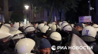 הפגנות בפולין להגנת בית הדין החוקתי - כוחות הביטחון חוסמים שופטים המשטרה כיתרה את בית המשפט ואינה מאפשרת לש…