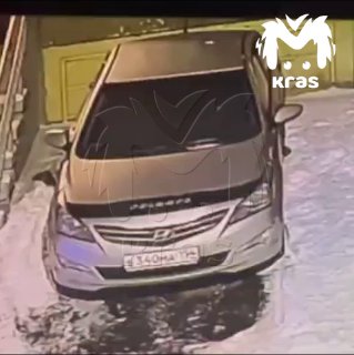 "Миша, от рамы отойди"Красноярец выпал из окна на припаркованную машину и выжил. Это случилось на глазах жителей дома на Молокова. Они пытались отговорить соседа от необдуманного поступка, но не получилось. Сейчас он в больнице.❤ Телегу замедляют, подписыв