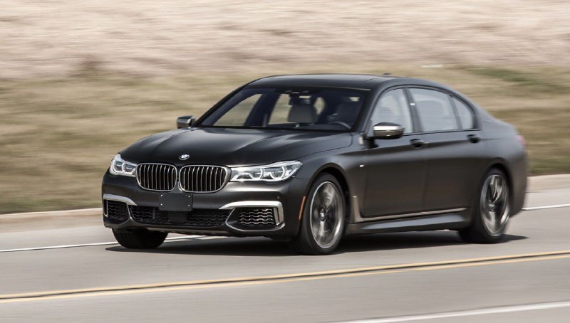 Россиянин отсудил у властей 1 млн за поврежденный на дорожной яме BMW