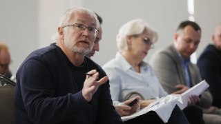 В Екатеринбурге задержали председателя фракции «Яблоко» в местной Думе Константина Киселева, сообщила партия. Киселева задержали на выходе из дома. Политик собирался на дебаты на ВГТРК–Урал. Киселев баллотируется в Госдуму по Екатеринбургскому одномандатно