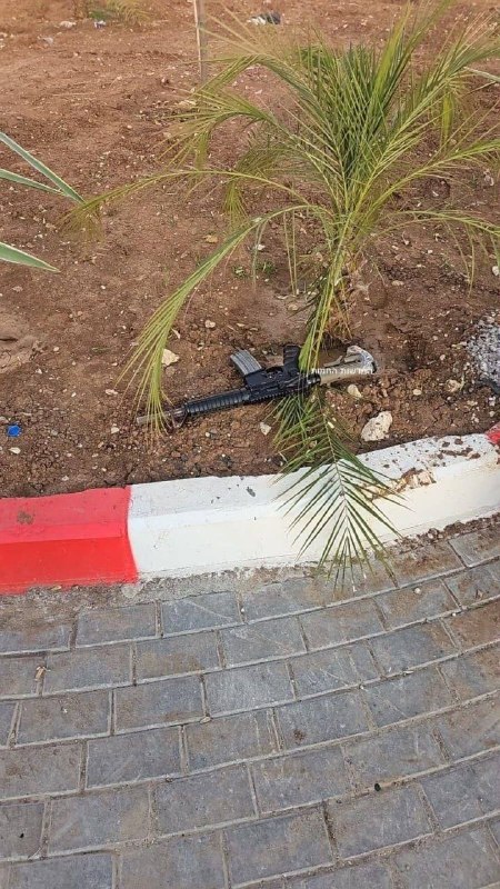 The moment of shooting by the operators of the operation at the "Farsh al-Hawa" checkpoint at the northern entrance to the city of Hebron, resulting in the wounding of 4 Israeli soldiers, two of them in critical condition.