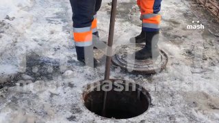 Что будет, если смыть джинсы в унитаз? Отвечает житель Воронежа, который нечаянно промахнулся, сломал канализацию всей многоэтажке и теперь должен 500к местному водоканалу.Туалетный перформанс случился с парнем после бурной ночи — он раскидал одежду куда п