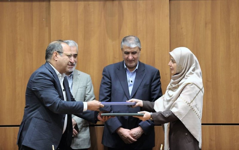 جهان تسنیم: تفاهمنامه تاسیس مرکز تحقیقات سلامت هستهای ایرانزمین امضا شد🔹تفاهمنامه تاسیس مرکز تحقیقات سلامت هستهای ایرانزمین با